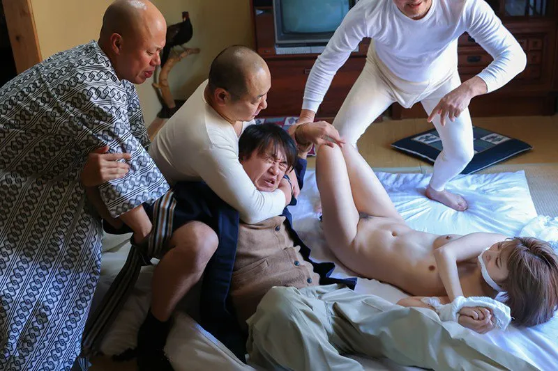 Anh xã nhìn người vợ bị những tên tù vượt ngục cưỡng hiếp