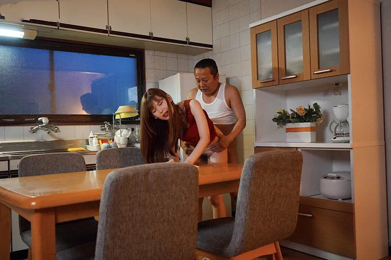 Con gái bị ông chồng mới của mẹ làm tình mỗi ngày, cho dù đã có người yêu