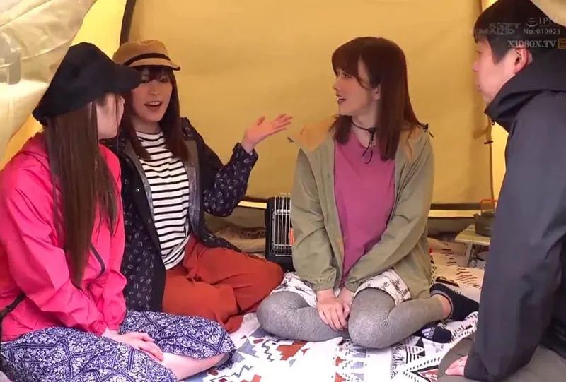 Chuyện lạ đời, ông chồng thay vợ đi cắm trại với mấy cô bạn của cô vợ ở khu phố…