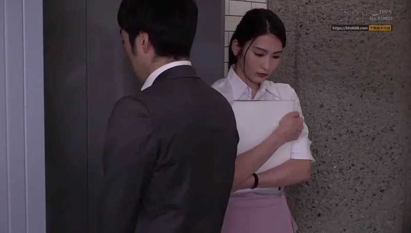 Em thư ký buồn bã bị tiền bối bắt vào khách sạn phục vụ đối tác