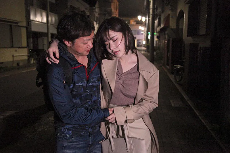 đưa cô đồng nghiệp nhậu say xỉn vì cãi nhau với chồng yêu về nhà