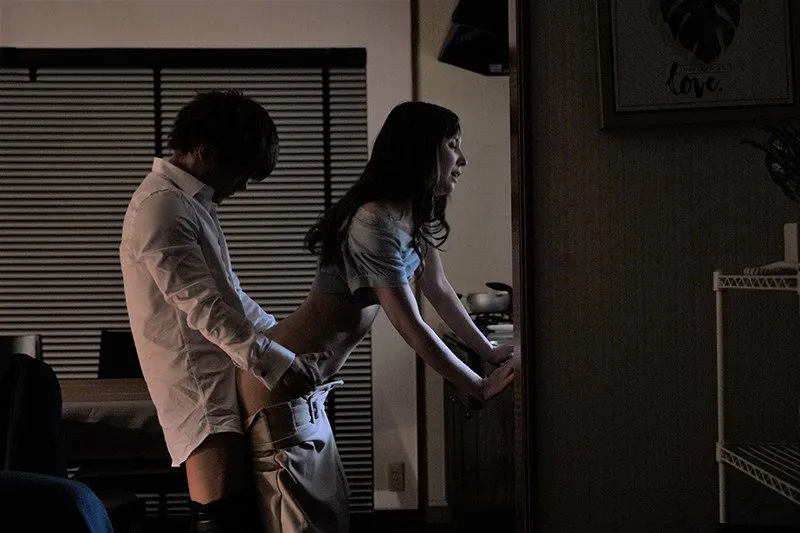 Cấp trên đi công tác, cậu nhân viên đến nhà đụ vợ ông ấy