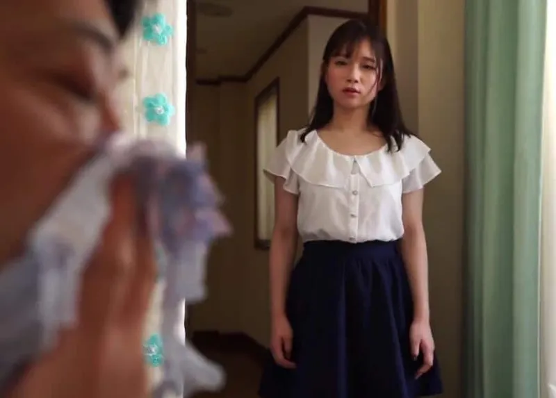 Em gái nhỏ phát hiện bố dượng biến thái ngửi đồ lót của mình