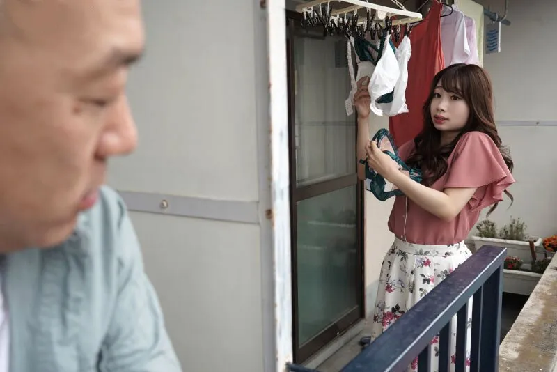 Gã cạnh bên nhà chuyên soi mói và cặp bà xã chồng yêu thường xuyên rên la quá to