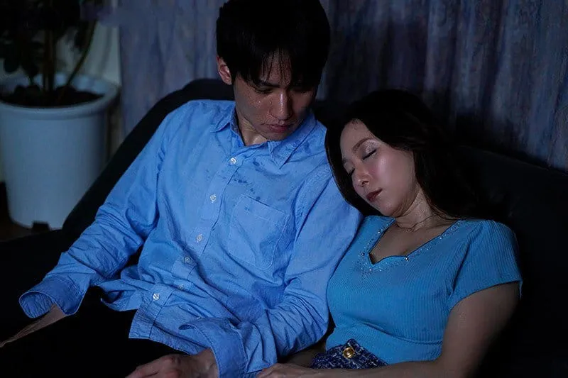 Một mình với chị cô vợ khi bổng dưng bị cúp điện